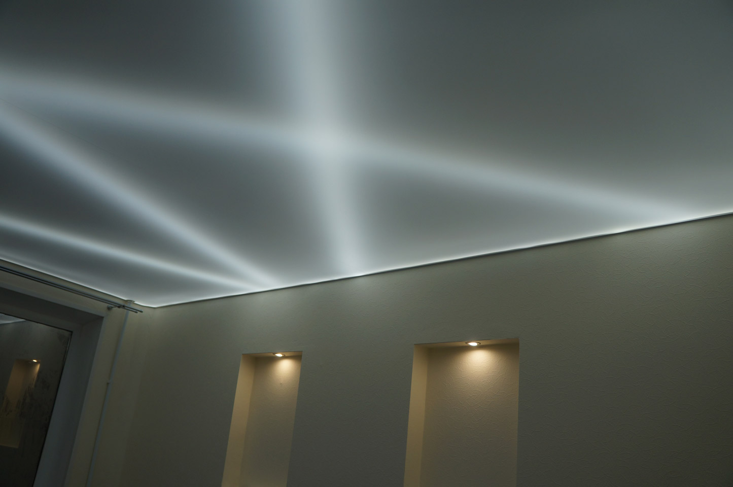 натяжные потолки со светодиодной подсветкой фото